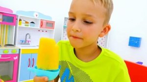 Ники готовит вкусное мороженое! Веселое видео для детей!