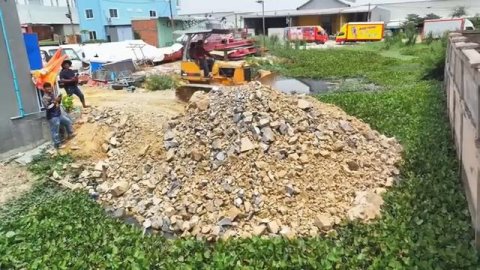 Бульдозер Komatsu готовит участок для дома.