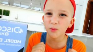 Ники играет в роботов и ищет далекие планеты! Видео для детей!