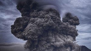 Потоки лавы и столбы пепла до 2 км высотой. Вулкан Семеру продолжает извергаться в Индонезии