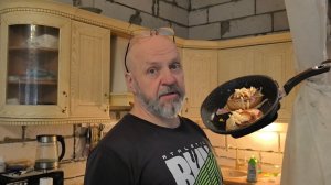 Игорь готовит завтрак. Вспоминаем былое.