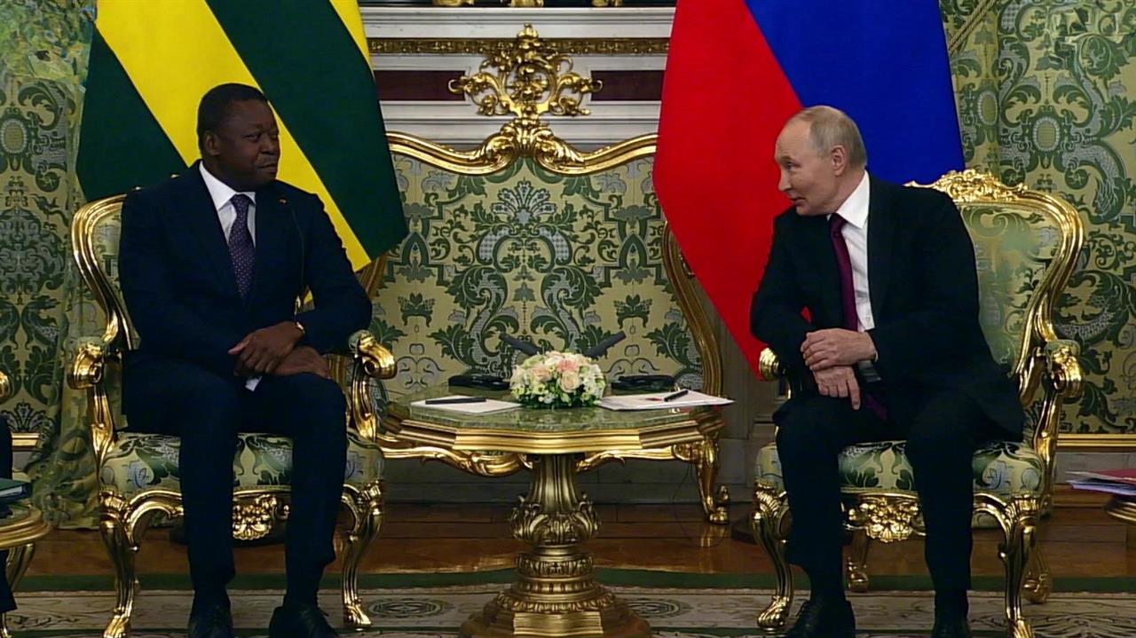 Владимир Путин в Кремле провел встречу с председателем Совета министров Того Фором Гнассингбе.