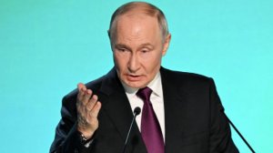 Путин: ИИ-помощников нужно активно использовать в управлении и производстве