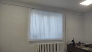 Белые вертикальные жалюзи для создания делового и аккуратного интерьера в офисе. Солнцезащита.