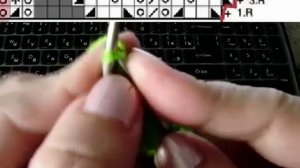 Разбираем как вязать узор для манишки спицами