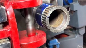 Мастер токарного станка восстанавливает ступицу