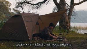 Одиночный кемпинг с костром у спокойного озера (ASMR)