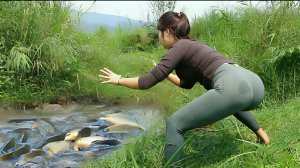 Научилась ловить крупную рыбу используя насос, чтобы откачивать всю воду из пруда. Вьетнам