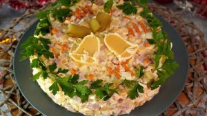 Новогодние часы. САЛАТ С КУКУРУЗОЙ, КОЛБАСОЙ, ЯЙЦАМИ И СЫРОМ