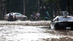 Застрявшие на затопленном мосту во Вьетнаме туристы из РФ эвакуированы