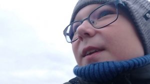 Дедушка моет машину