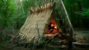 Построил уютную хижину на поваленном дереве. Выживание в дикой природе. Бушкрафт