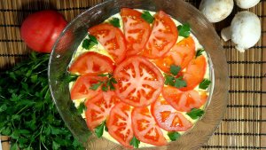 Слоеный салат Чикаго с жареными грибами и копченой курицей