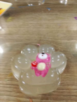 Роспаковаваю это. Я нез чо там лежит но точно вкусное.