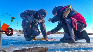 ВОТ ТАК ПЕРВЫЙ ЛЁД 2025-26! ПРИШЛОСЬ ДОЛБИТЬ ПЕШНËЙ! РЫБАЛКА НА ЖЕРЛИЦЫ по перволедью.
