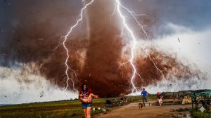 Спас семью во время этого торнадо
