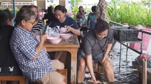 Затопленный ресторан стал очень популярным среди туристов в Таиланде