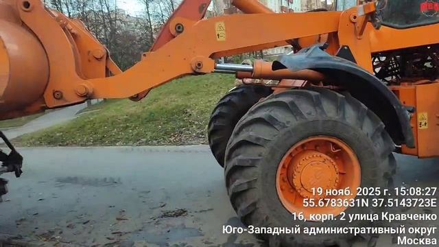 жилищник Ломоносовского района Москвы показывает чудеса погрузки мусора. смотреть онлайн