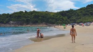 Фигуристые красивые женщины в микробикини