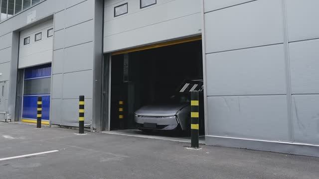 XPENG P7 - самостоятельно добирается от завода до погрузки 🚗