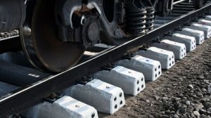 Вагоны и локомотив грузового поезда сошли с рейсов в Иркутской области