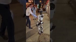 Роботы гуляют по Москве.