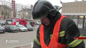 В Орле спасатели тушили условный пожар в кинотеатре.