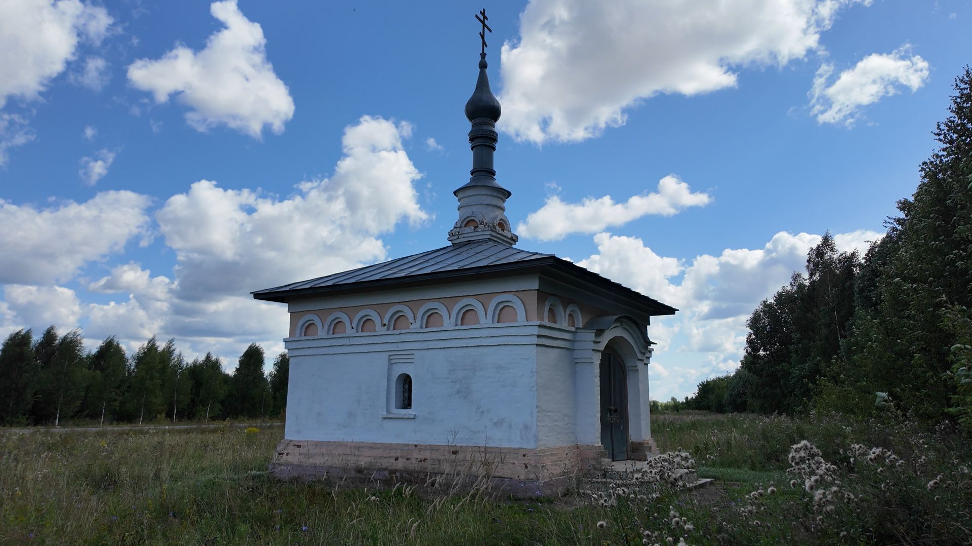 Часовня Владимира равноапостольного  и часовня из Бедрина в музее деревянного зодчества в Суздале