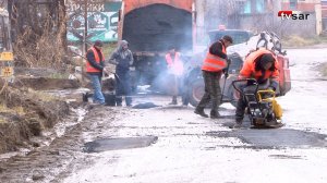 Лужи не остановили ремонт дороги к саратовскому речпорту