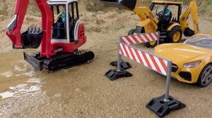 🍿 Экскаватор копает водопроводные трубы