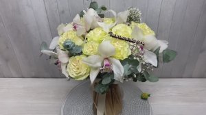 Букет из белых орхидей и роз