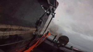 Эпичнейшие кадры отражения налёта дронов xoxлов на лодку наших морпехов.