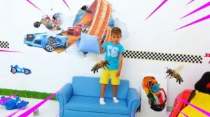 Дети играют с интересными масками! Видео от Влада и Ники!