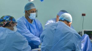 Кисть висела на коже: хирурги пришили девочке руку, которую отгрызла акула