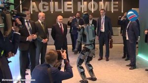 Путин оценил танец робота на выставке в рамках конференции AI Journey-2025