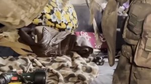 Кадры взятия в плен двух переодетых ВСУшников, прятавшихся в жилой застройке Покровска.