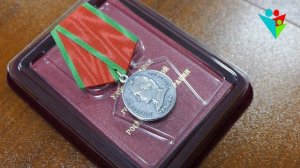 Торжественная церемония награждения гвардии-сержанта артиллеристского подразделения