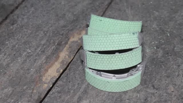 Процесс изготовления тормозных колодок для мотоциклов смотреть онлайн