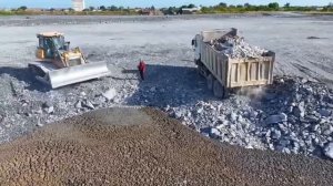 Ep4. Отсыпка огромного озера. Бульдозер Shantui и грузовики засыпают участок.