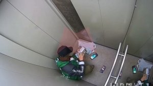 Курьер поковырялся в носу, а затем потрогал торт клиента