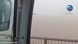 Российские туристы застряли во Вьетнаме на мосту из-за наводнения