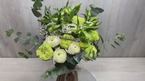 Букет из пионовидных роз и ранункулюсов