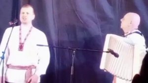 Песня: "Вниз по Волге-реке". Вот это голосище! Как сама река... Согласны?