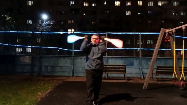 Вечерние упражнения со светящимися булавами (14)