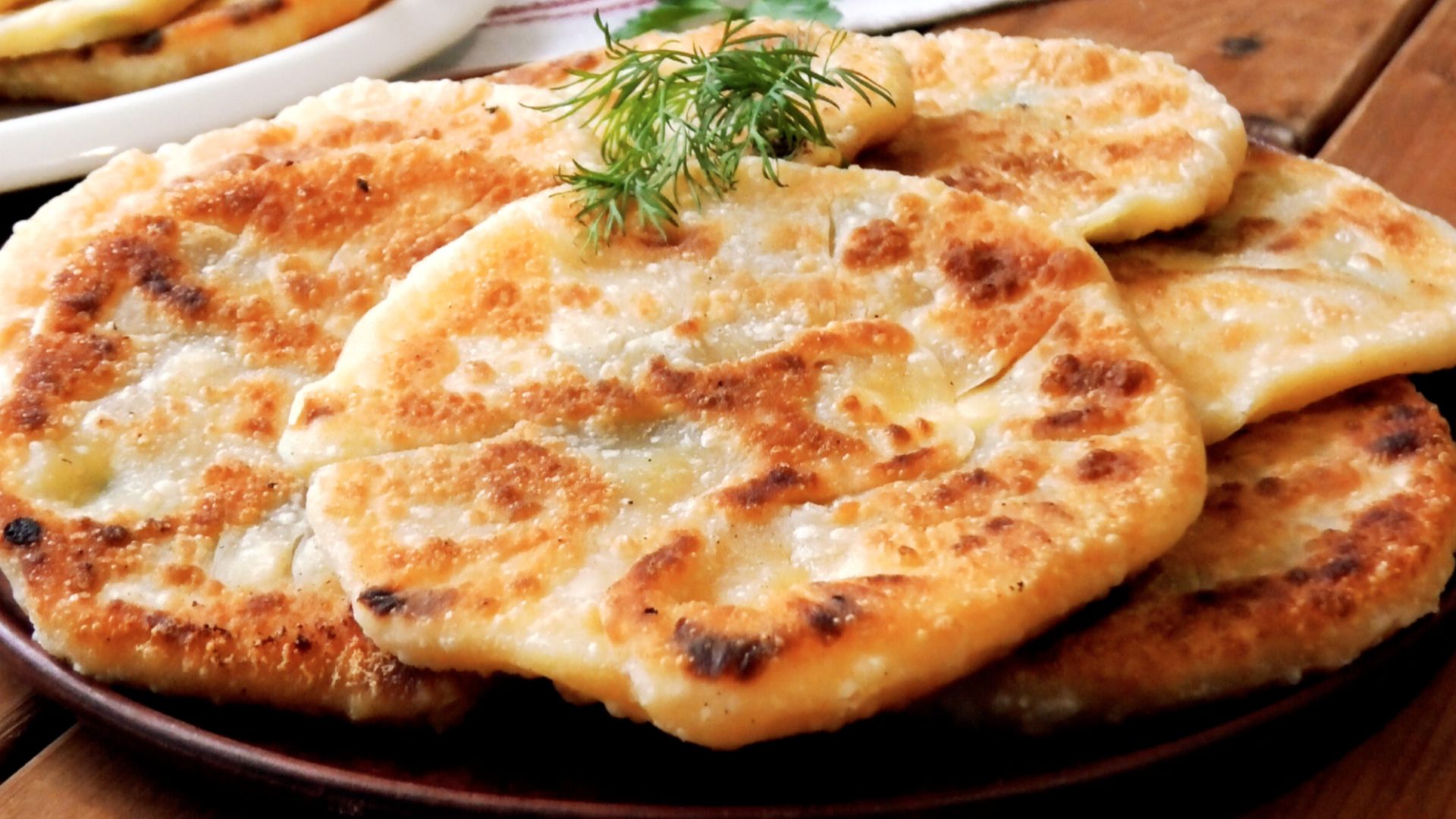 Простые лепёшки с плавленым сыром.