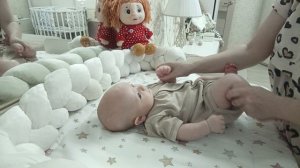 СВЕДЕНИЕ РАЗНОИМЕНННЫХ РУК И НОГ 🧠 от 3 до  6 месяцев массаж с потешками