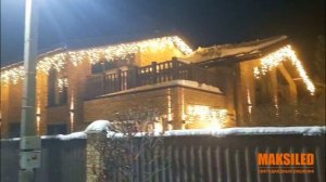 Светодиодные гирлянды-бахрома из каучука ML-WHG украшают фасад коттеджа