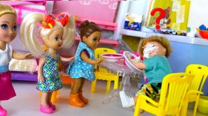 УСНУЛ В ТАРЕЛКЕ С КАШЕЙ🤣🤣 Катя и Макс веселая семейка! Детский садик Барби куклы истории Даринелка