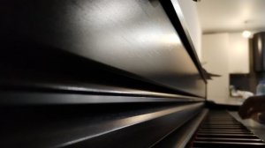 Учусь подыгрывать на пианино и петь песни