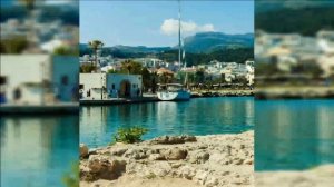 Греческая идиллия Крит, пастельное здание, бирюзовое море и рыбацкие лодки